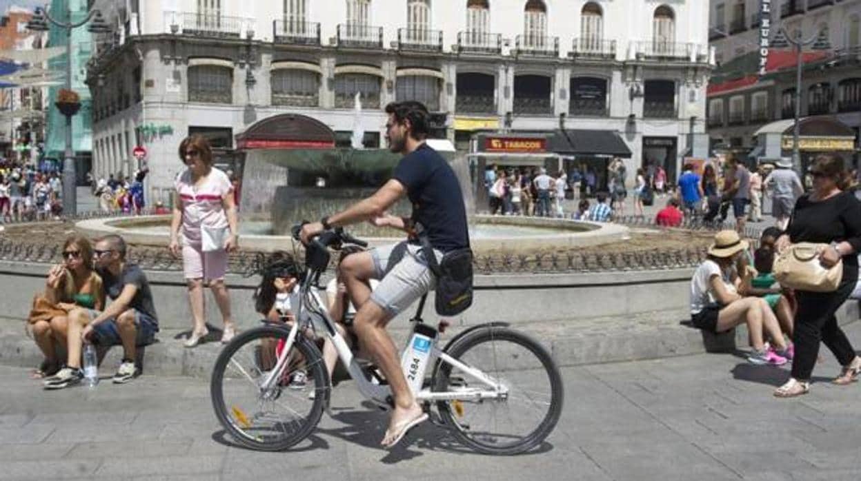 Un ciclista transita por el centro de Madrid en una imagen de archivo