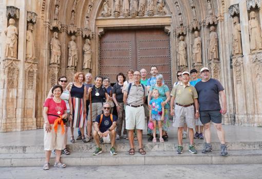 Imagen de unos peregrinos frente a la Catedral de Valencia