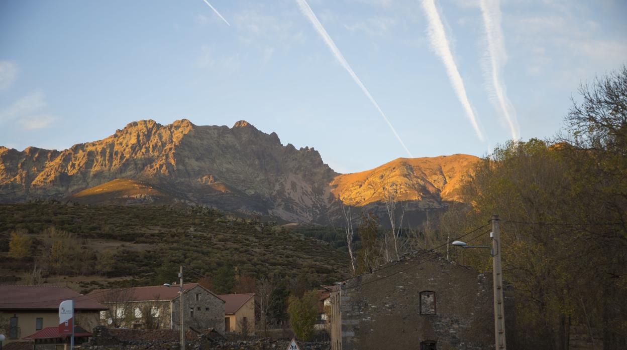 El pico Curavacas desde la localidad palentina de Triollo