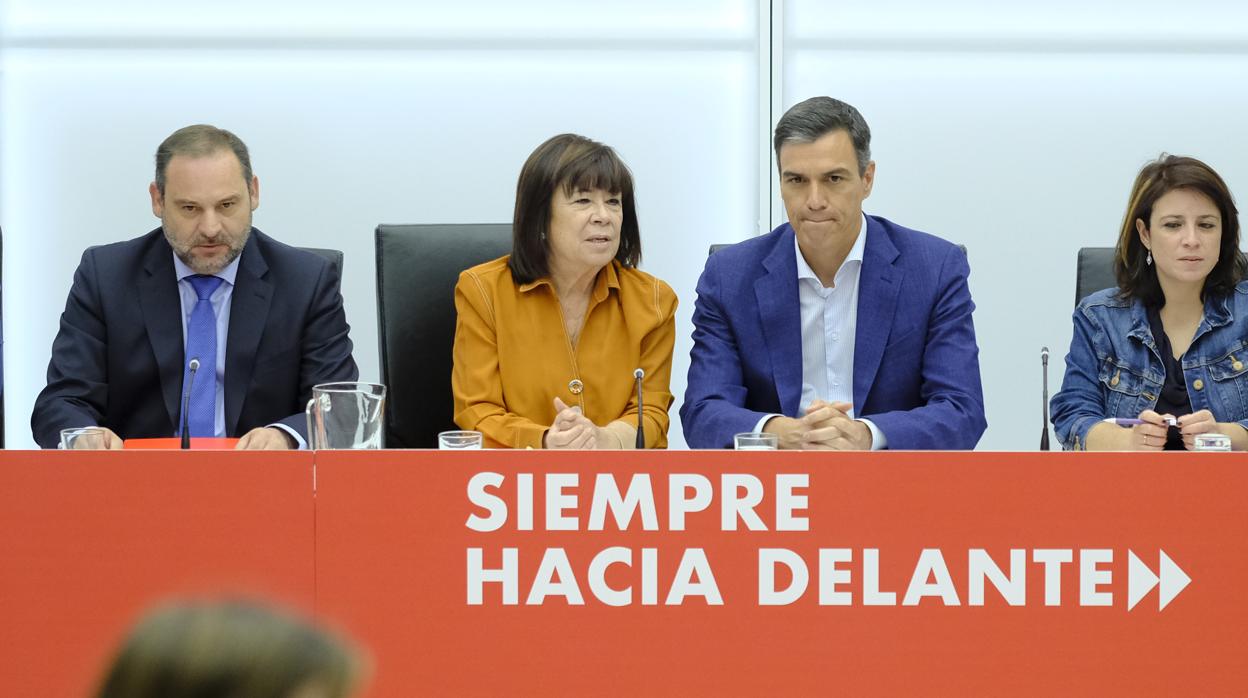 Narbona, Sánchez, Lastra y Calvo, durante una reunión de la Ejecutiva