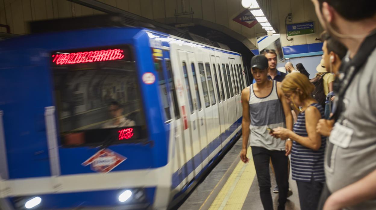 Viajeros esperan al metro en la Línea 1