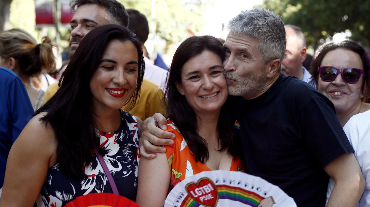 Imagen de Carmen Montón junto al ministro Grande Marlaska tomada en la marcha del Orgullo Gay en Madrid