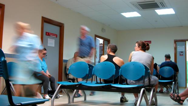 Los centros de salud y hospitales de la costa valenciana acumulan esperas de hasta diez horas en Urgencias