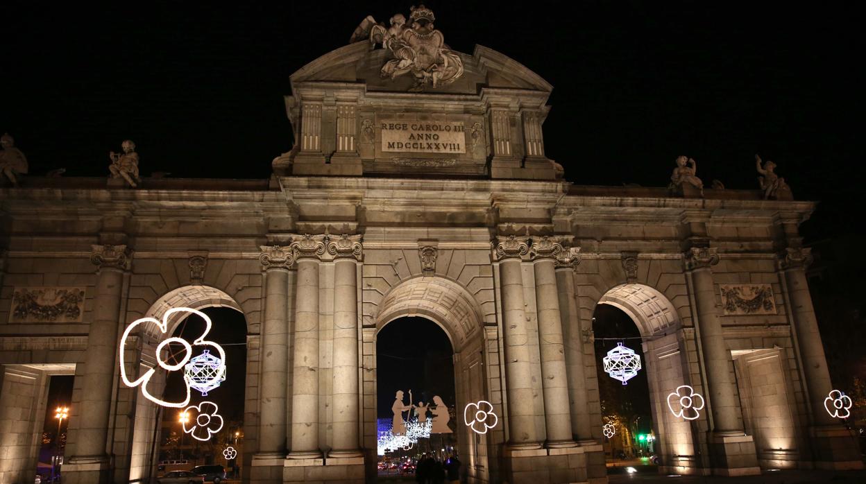 La Puerta de Alcalá, decorada con el Belén, en la Navidad de 2015