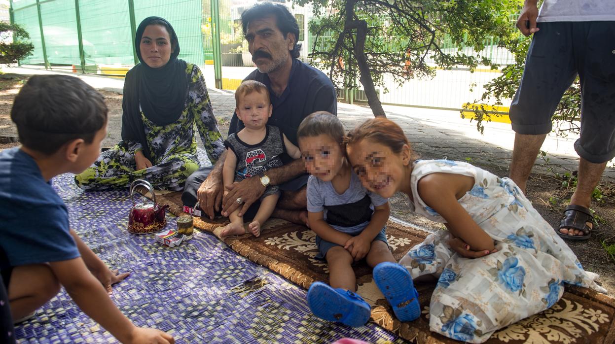Mohammad posa con algunos de sus hijos sobre el césped del parque de Salvador de Madariaga
