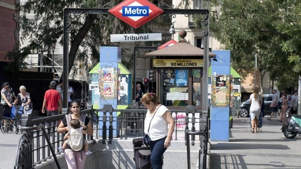 Metro cierra los andenes de la línea 10 en Tribunal tras localizar amianto en un pasillo