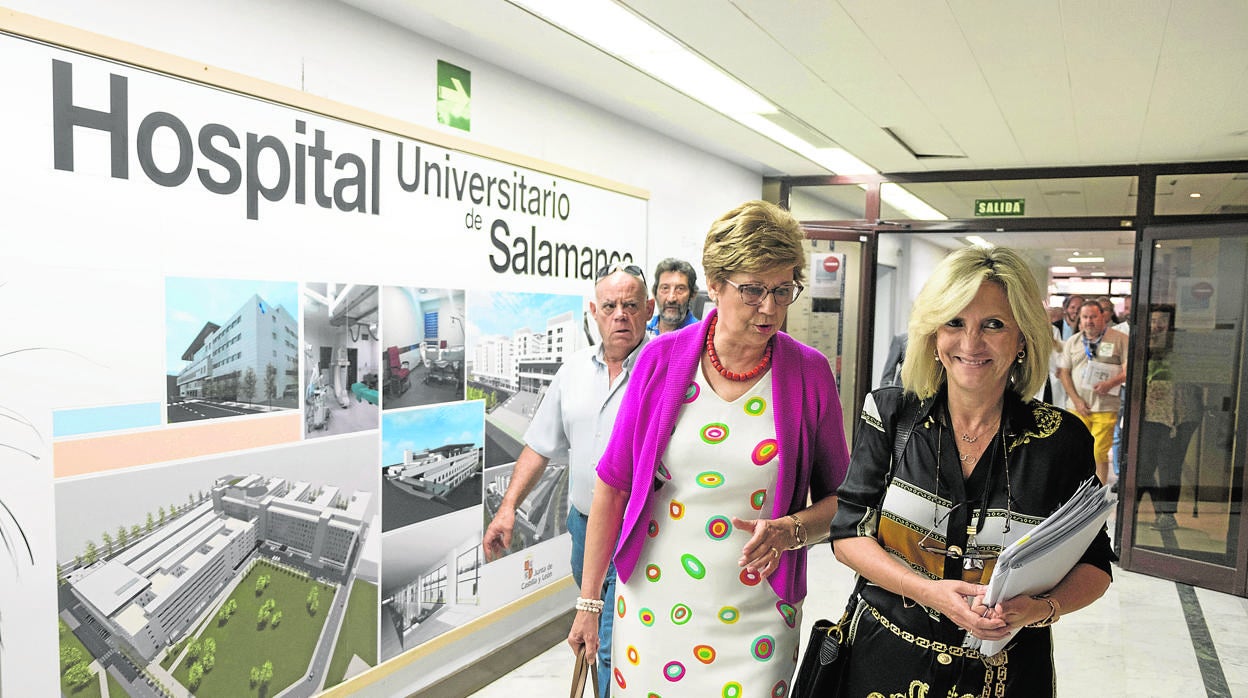 La consejera de sanidad, junto a Manuela Plaza, gerente de Salud de Área, ayer en Salamanaca