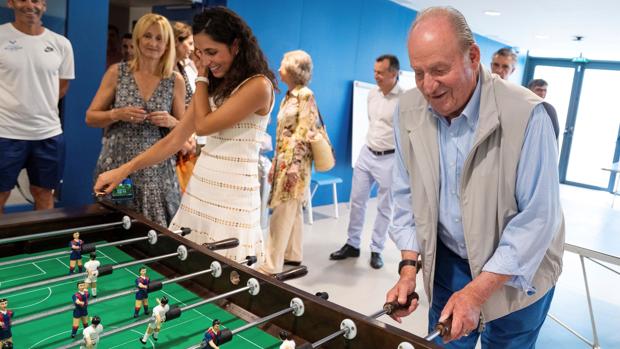 El Rey Don Juan Carlos echa una partida de futbolín