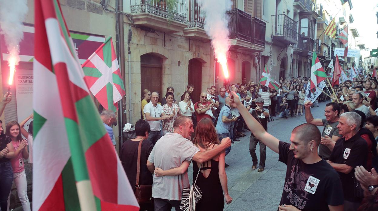 El preso de ETA Xabier Ugarte (c) a su llegada esta tarde a la localidad guipuzcoana de Oñate