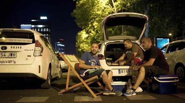 Un año de la primera acampada del taxi: pérdida de un 30% de clientes y a expensas de un nuevo Gobierno