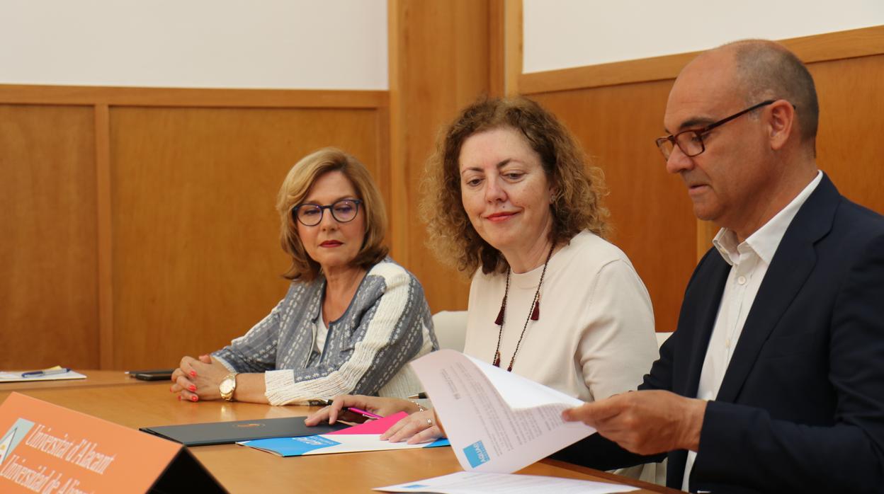 Esther Algarra, Asunción Martínez y Manuel Palomar, durante la firma del acuerdo