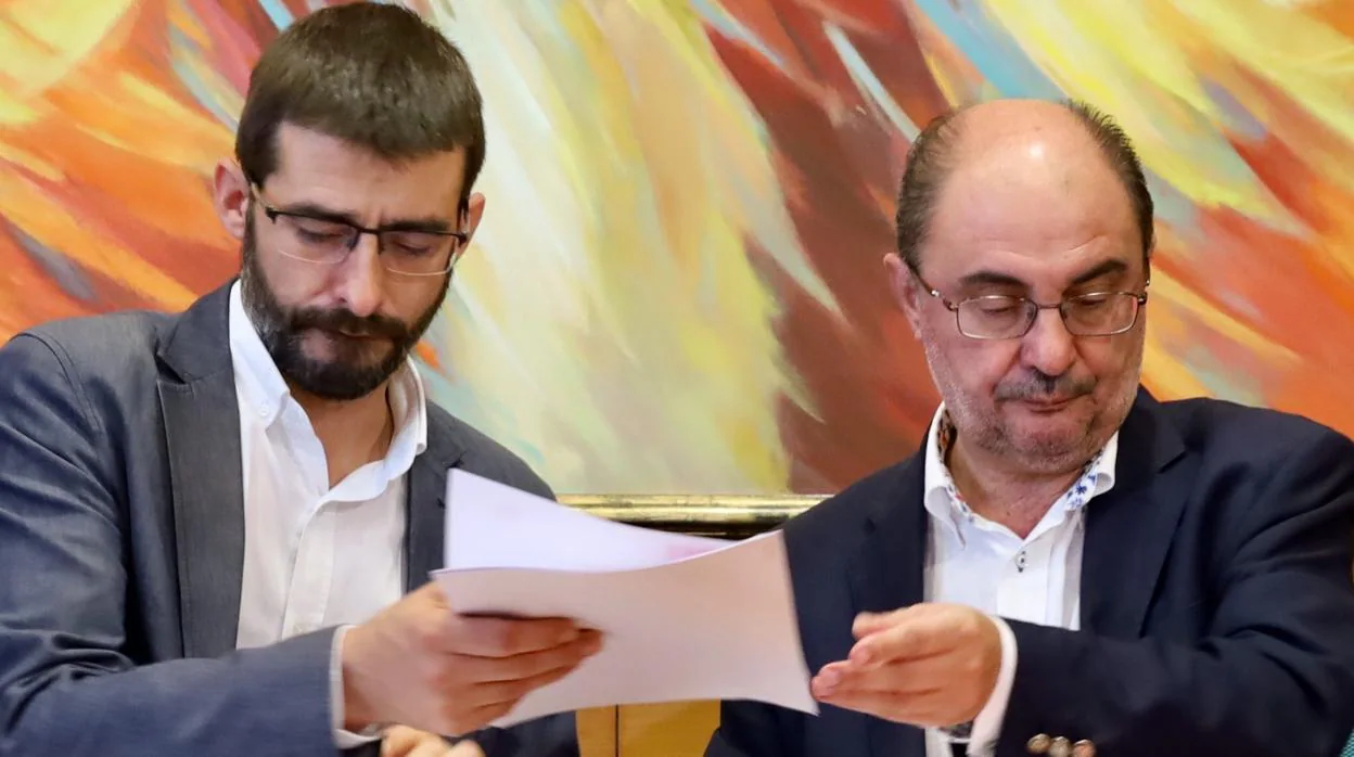 Javier Lambán (PSOE) y Álvaro Sanz (IU) firmaron este lunes el acuerdo de investidura, que se añade a los rubricados por el PSOE con el PAR, la Chunta y Podemos. IU no entrará en el Gobierno regional