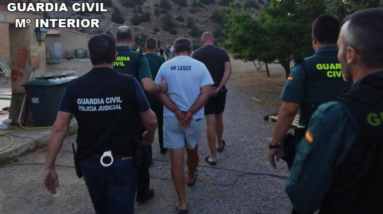 Los agentes, con los dos detenidos en esta operación antidroga desarrollada en Teruel