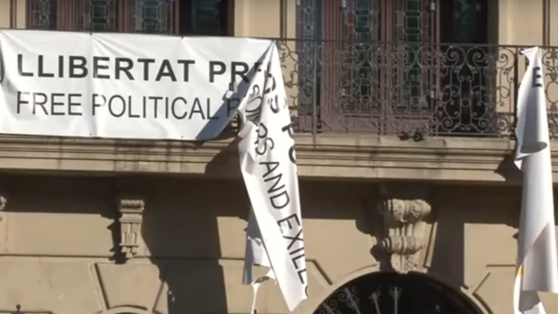 Roto en pedazos el cartel secesionista del Ayuntamiento de Lérida