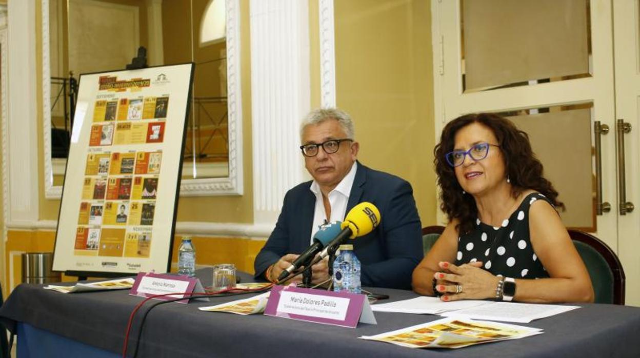 El concejal de Cultura, Antonio Manresa, y la subdirectora del Teatro Principal, Mª Dolores Padilla, en la presentación del programa