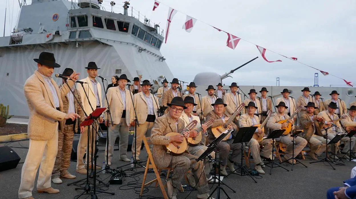 El grupo «Los Gofiones» en la grabación de Tenderete de TVE en la Base Naval de la Armada en Canarias este 2019