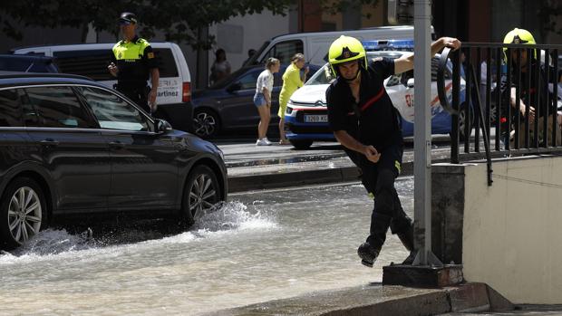 La rotura de una tubería inunda la céntrica Avenida César Augusto de Zaragoza