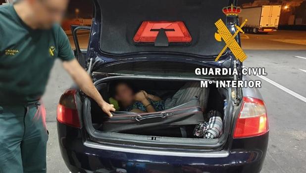 La Guardia Civil encuentra a una mujer deshidratada en el puerto de Almería que viajaba en una maleta