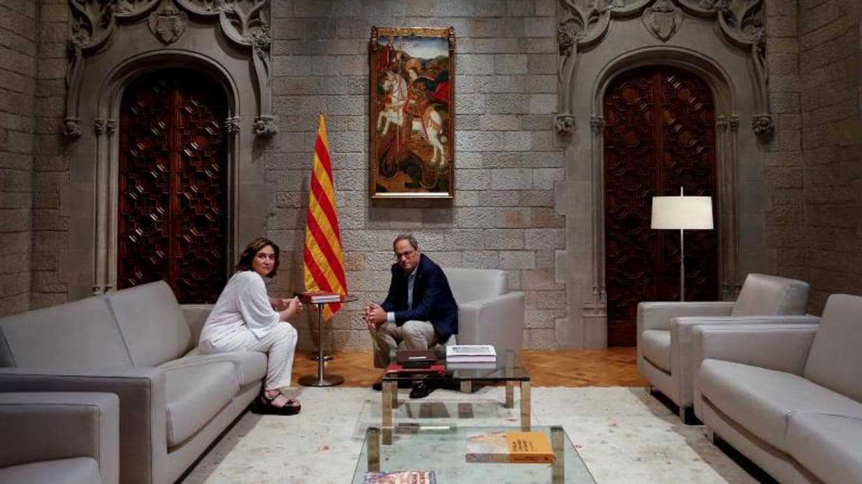 Torra ha recibido este martes a Colau en el palacio de la Generalitat