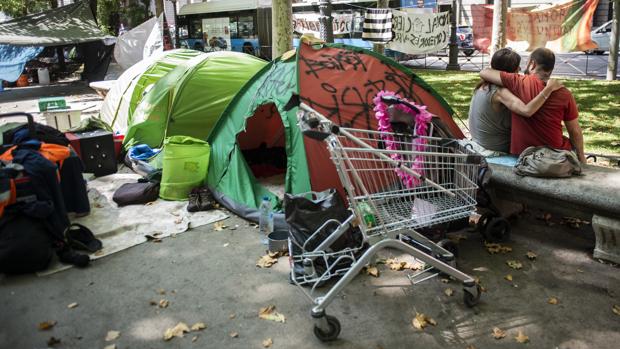 Las «mil caras» de una acampada de sintechos dividida por sus conflictos