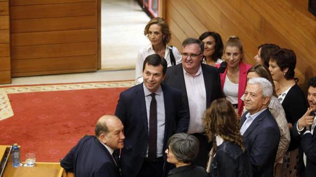 Gonzalo Caballero se estrena en el Parlamento y promete ser la sombra de Feijóo