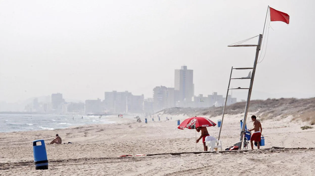Imagen de archivo de una playa de Valencia con bandera roja