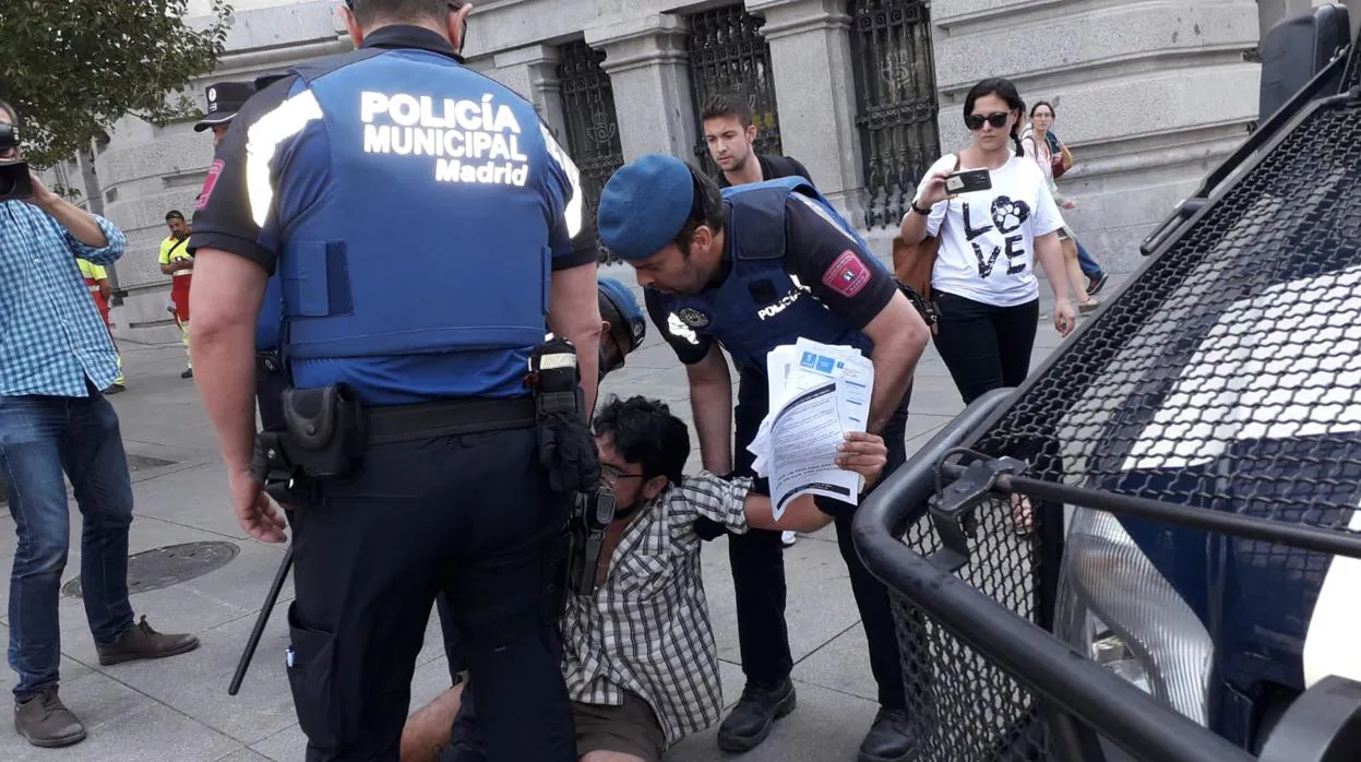 La Policía Municipal de Madrid detiene a Miki Carreras en Cibeles