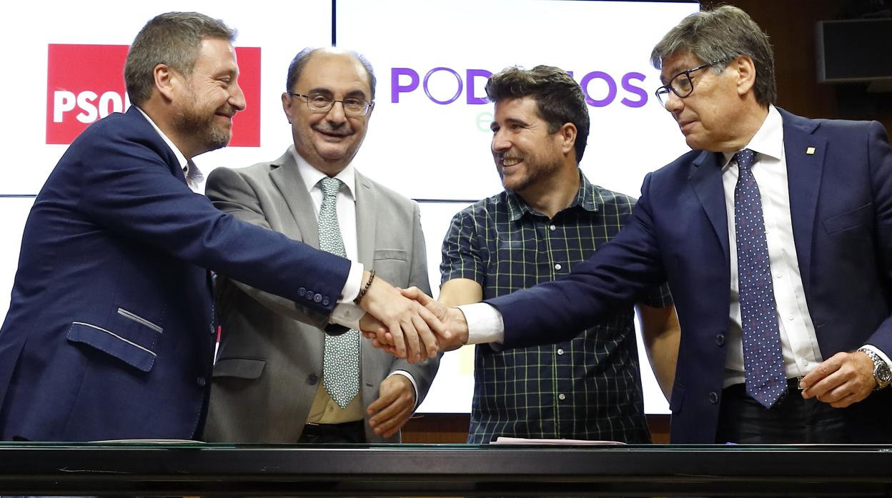 De izquierda a derecha, los líderes aragoneses de CHA, PSOE, Podemos y el PAR, tras firmar el pacto gobierno