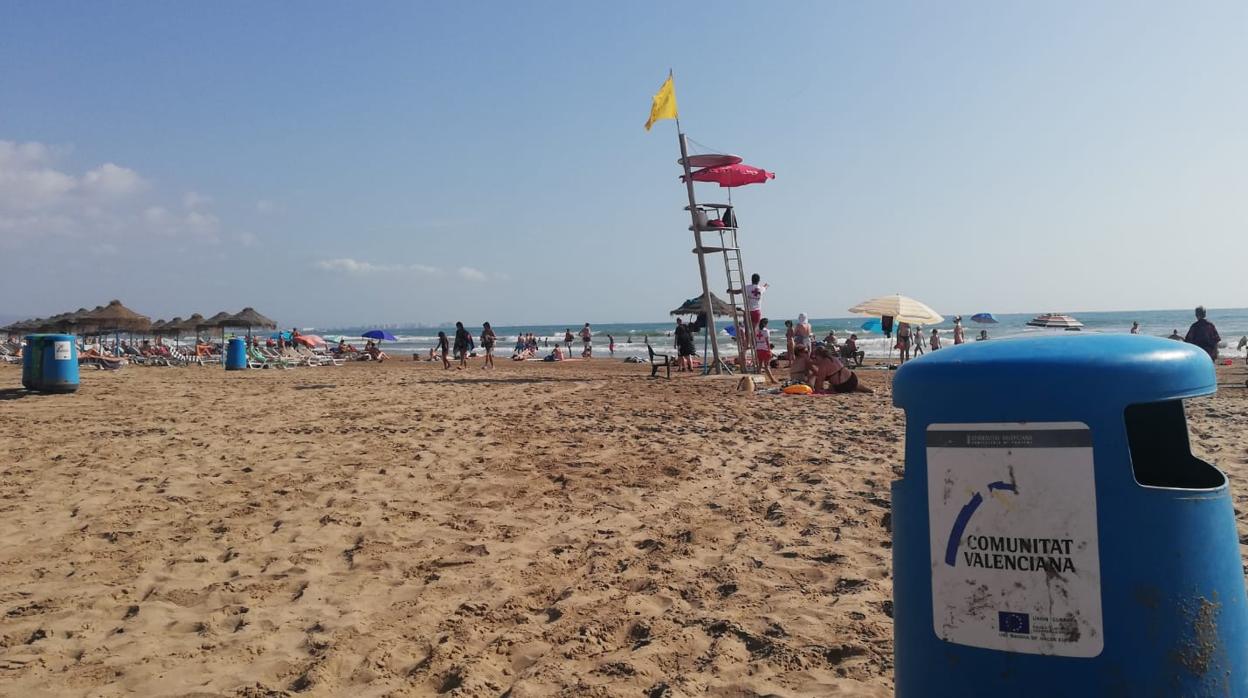 Estado de las playas en Valencia: bandera roja en el Recatí y amarilla en el resto