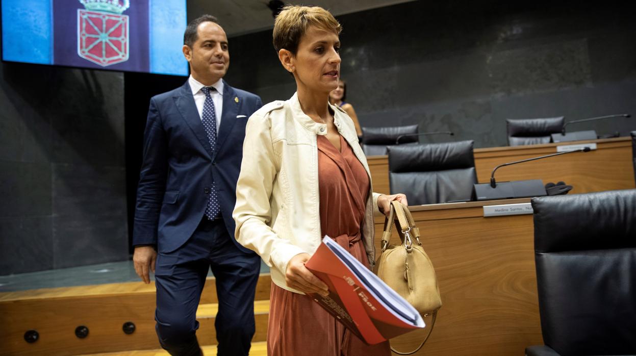 La secretaria general del PSN-PSOE, María Civite, acompañada de Ramón Alzórriz, a su llegada este jueves al Parlamento de Navarra en el primer acto de su investidura como presidenta del Gobierno Foral