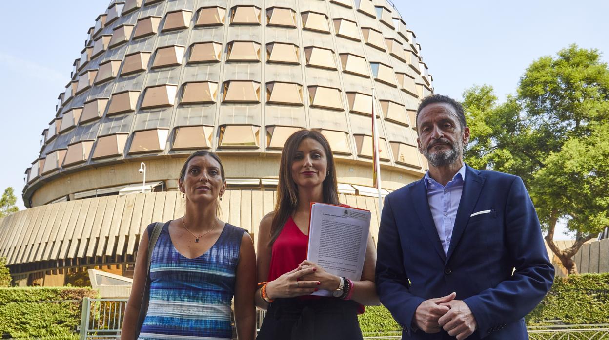 Giménez, Roldán y Bal, tras presentar el recurso ante el Tribunal Constitucional