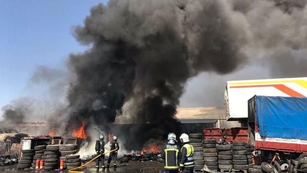 Espectacular incendio en una chatarrería de Leganés