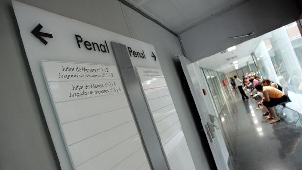 Símbolos nazis en las paredes y puertas quemadas: condenado por destrozar la casa que se quedó su exmujer tras el divorcio