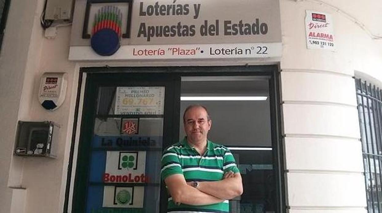 Manuel Reija, en la puerta de su administración, en una imagen de archivo