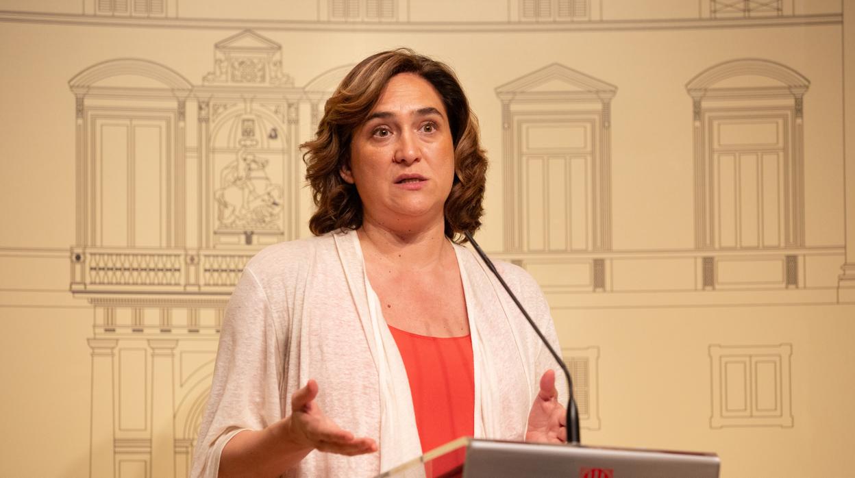 La alcaldesa de Barcelona, Ada Colau, durante una rueda de prensa