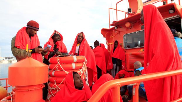 Salvamento rescata a 46 inmigrantes cerca de la isla de Alborán