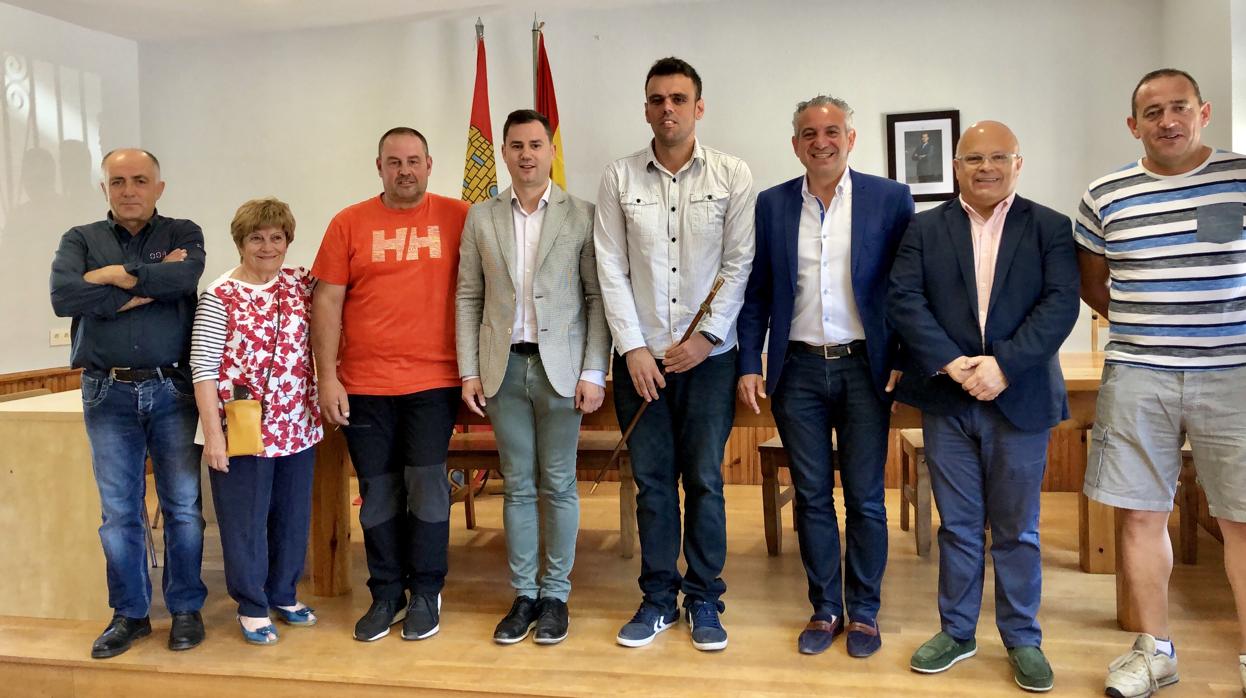 El alcalde Omar Rodríguez, junto a la corporación municipal de Maraña y Javier Alfonso Cendón, entre otros