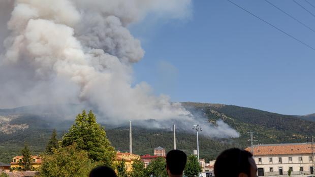 El incendio de La Granja salta desde Segovia a la Comunidad de Madrid