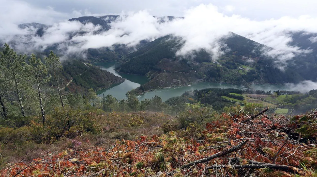 La falta de colegio activo en este municipio de la montaña lucense fuerza a los alumnos a desplazarse a A Fonsagrada o Ibias, en Asturias