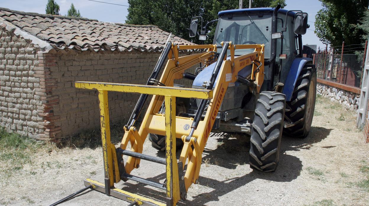 Tractor con una pala, en una imagen de archivo