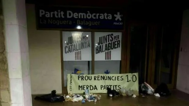 Los CDR dejan basura y excrementos frente a sedes del PDECat y ERC para denunciar su «mierda de pactos»