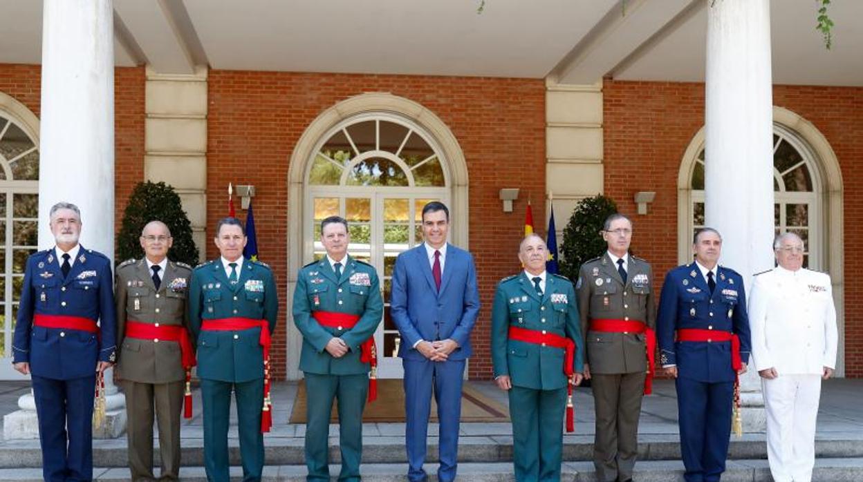 Pedro Sánchez junto con el director adjunto de la Policía Nacional y la Guardia Civil, Lauretino Ceña, y el teniente general de la Guardia Civil Fernando Santaf