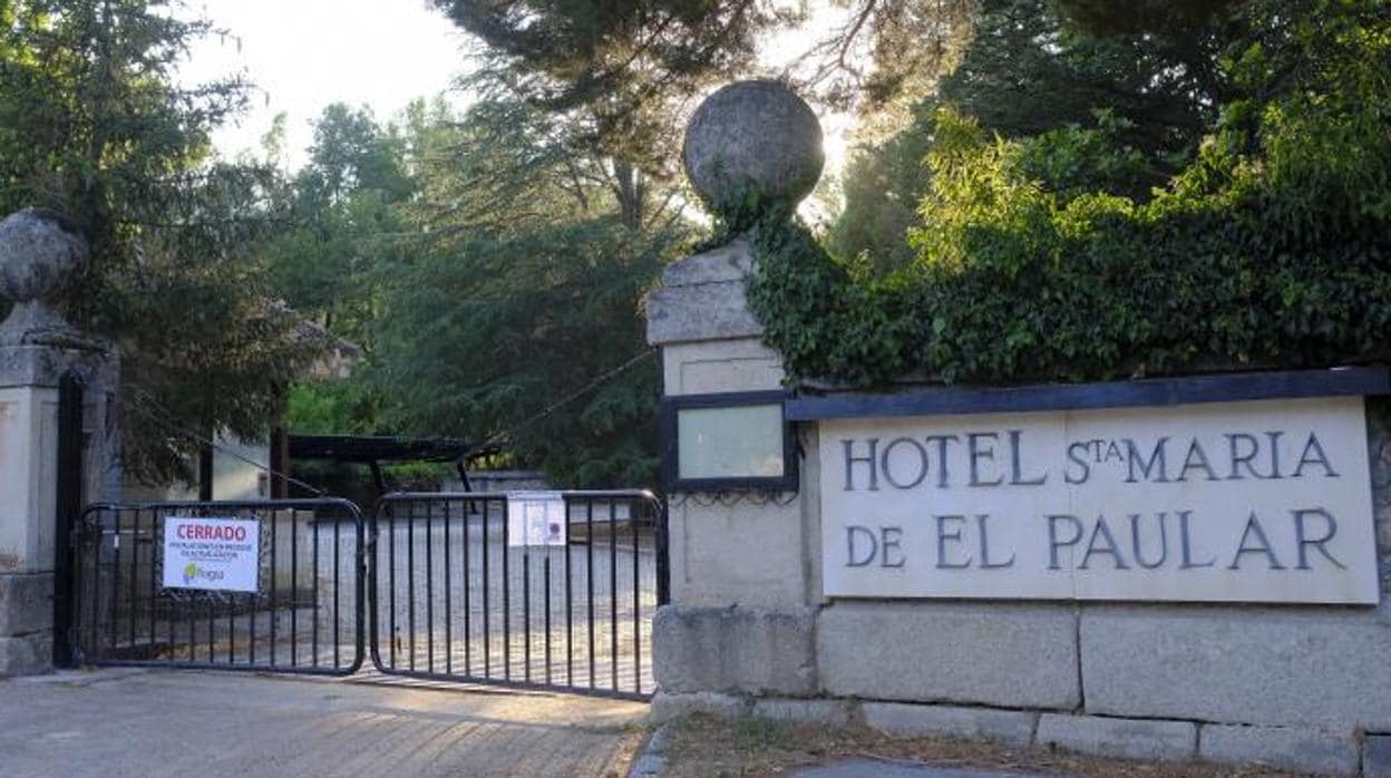 Entrada al hotel de Santa María de El Paular, cerrado desde 2014