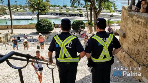 Detenido un turista alemán por intentar ahogar en el mar a un policía en Palma