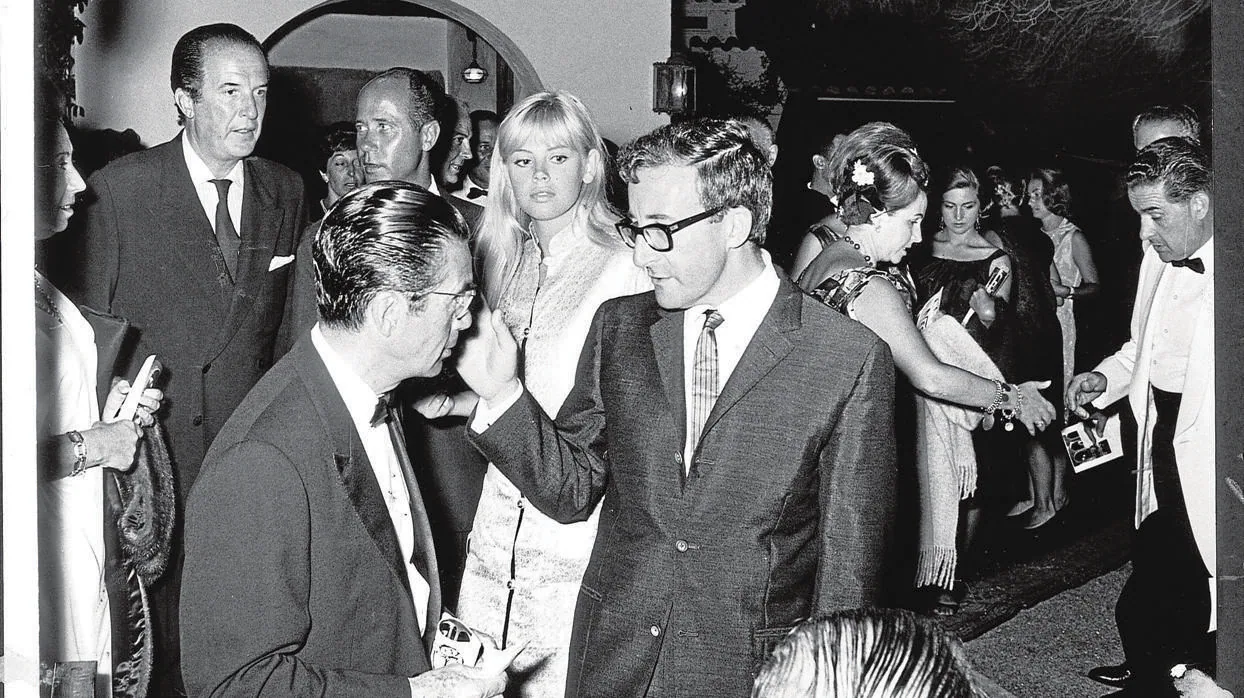 Peter Sellers y su esposa, Britt Ekland, en una fiesta en La Gavina en los años 60