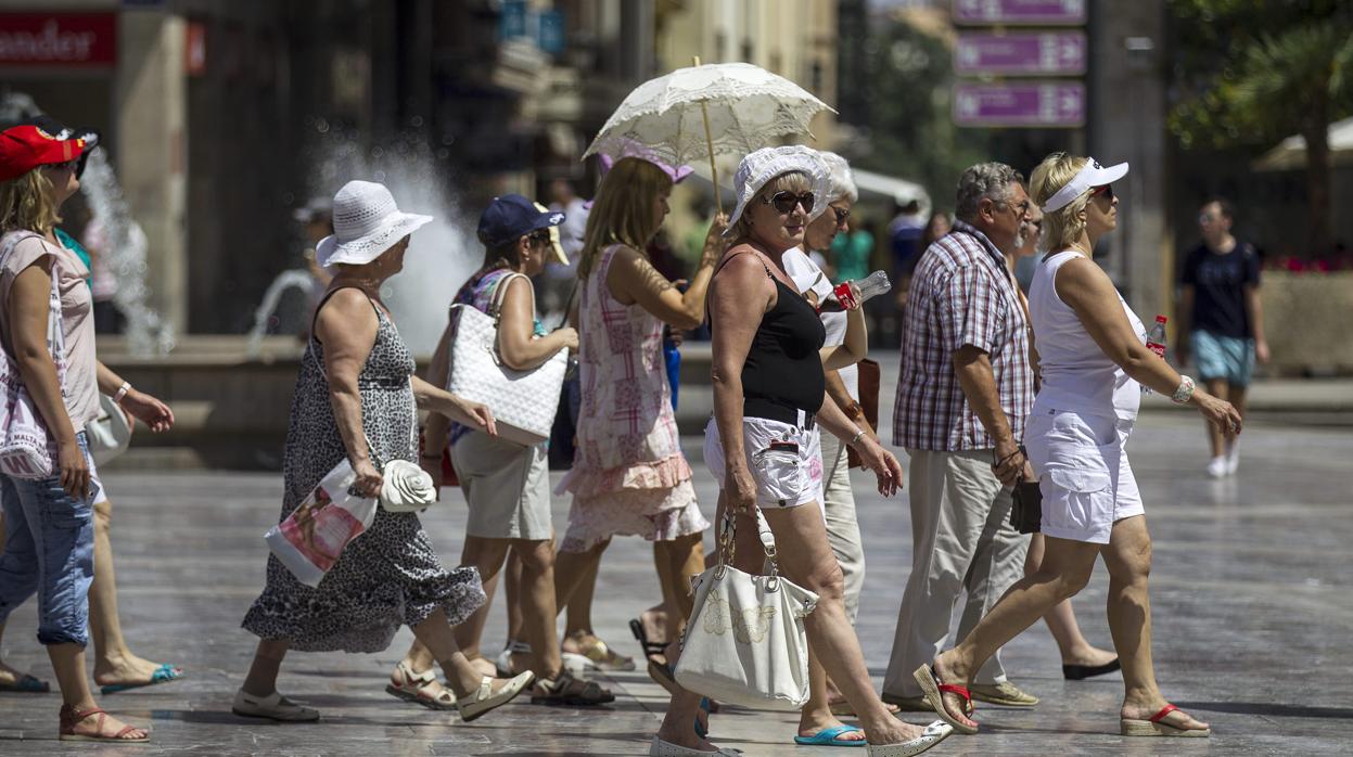 Imagen de archivo de gente paseando por la ciudad de Valencia