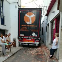 Un tráiler se encalla en una calle semipeatonal de Sant Pol tras causar numerosos destrozos