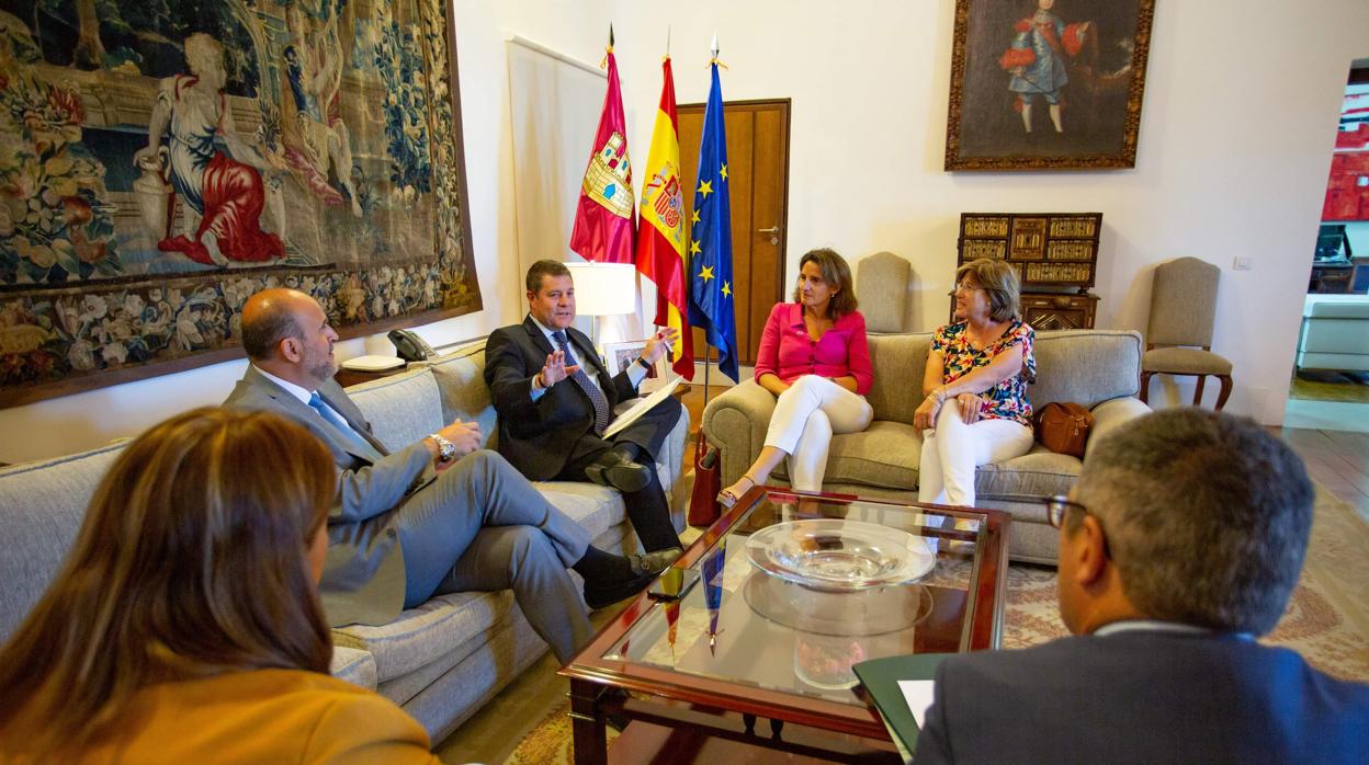 El presidente Page, junto a la ministra Teresa Ribera, en la reunión