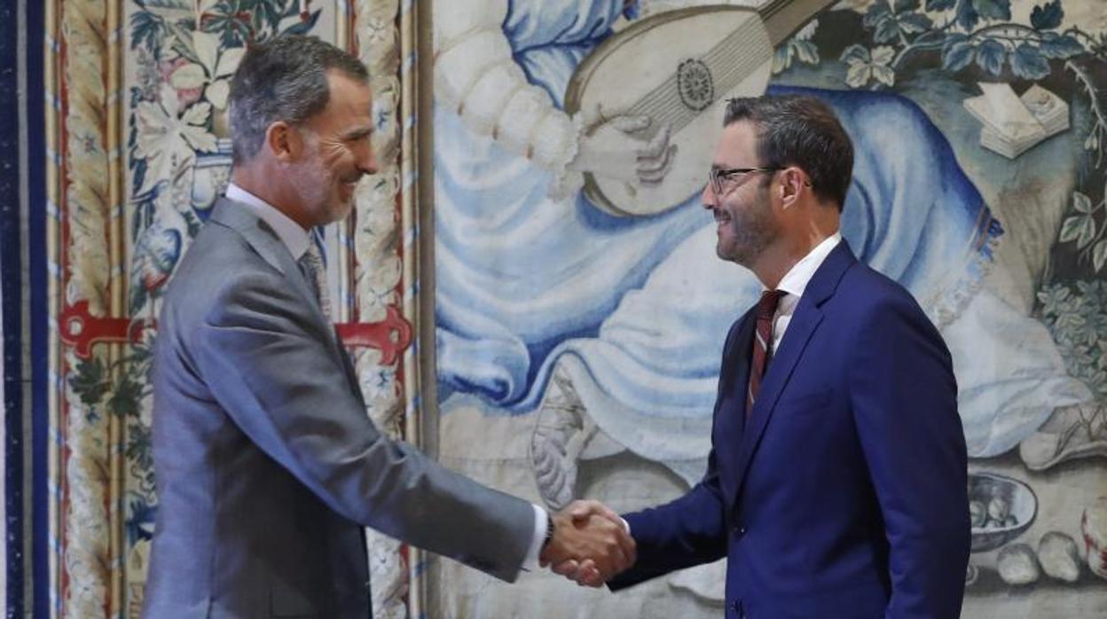 Don Felipe recibe el saludo del alcalde de Palma, José Hila