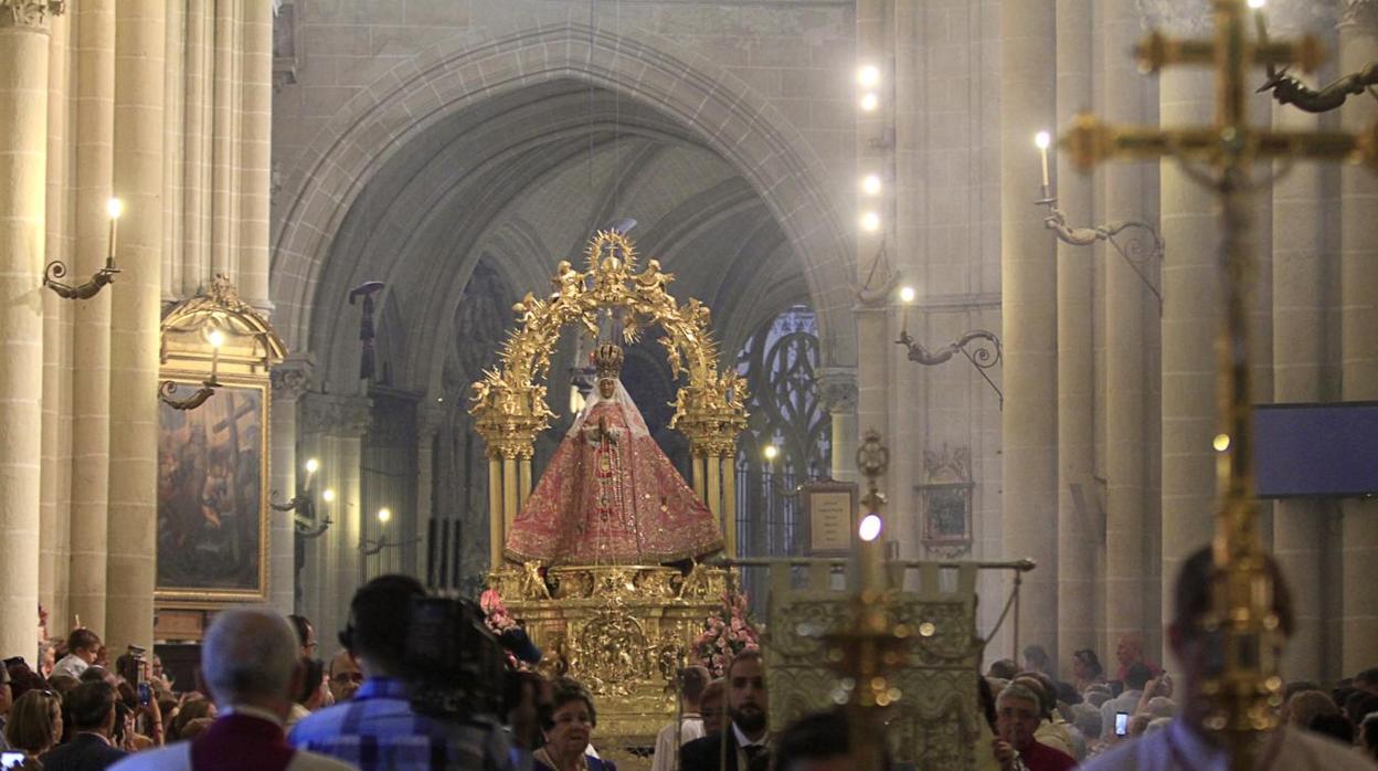 La Virgen del Sagrario saliendo de la catedral